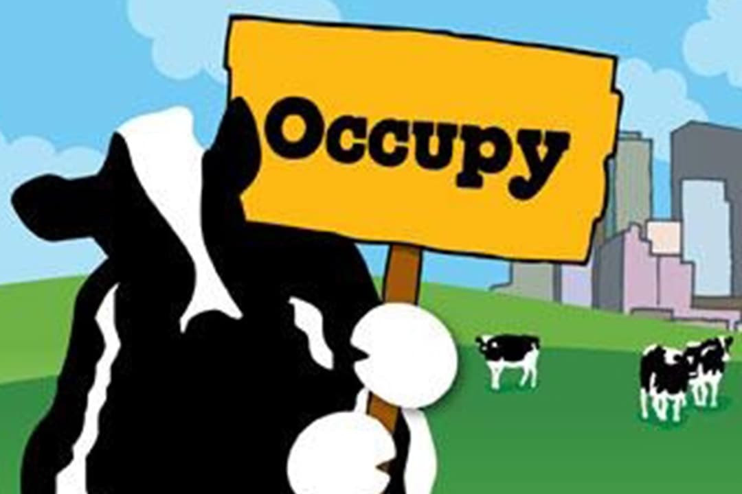 Woodie trzyma znak z napisem „Occupy!”